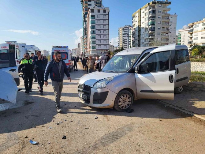 Kumluca’da Trafik Kazası: 3 Yaralı