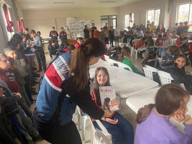 Jandarma Ekipleri Köşklü Öğrencileri Bilgilendirdi