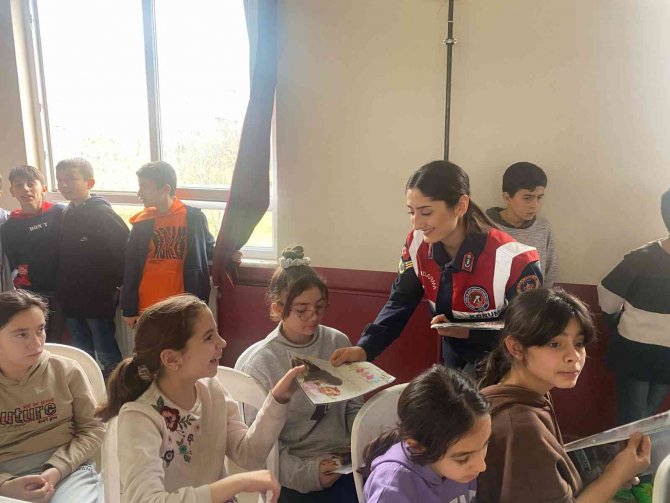 Jandarma Ekipleri Köşklü Öğrencileri Bilgilendirdi