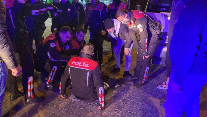Şüpheli Otomobili Durdururken Ticari Araç Ayağını Ezdi