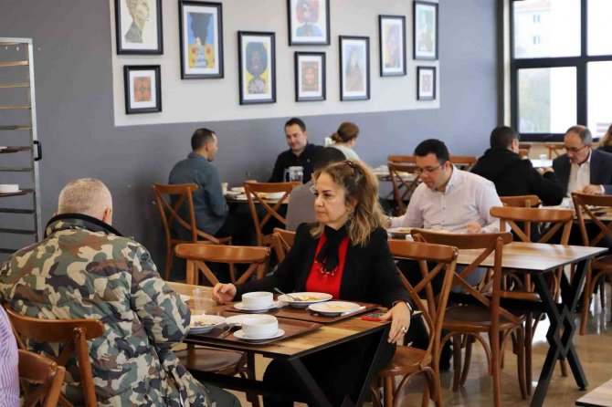 Bağcılar’da Liseli Öğrencileri Yemek Pişirme Eğitimi Alıp, Gelir Elde Ediyor