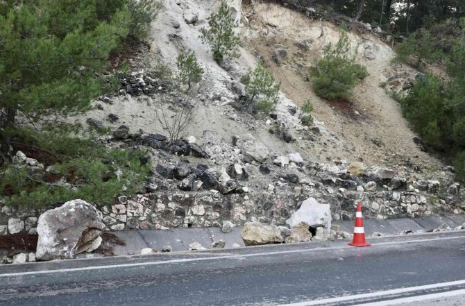 Kaya Düşmesi Ve Heyelan Riskine Karşı Önlem Alınıyor