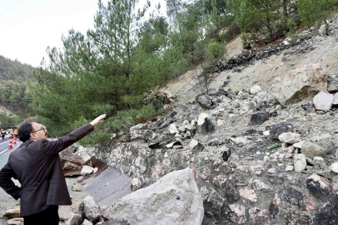 Kaya Düşmesi Ve Heyelan Riskine Karşı Önlem Alınıyor