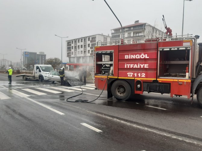 Bingöl’de Bir Anda Alev Alan Otomobil Kullanılamaz Hale Geldi