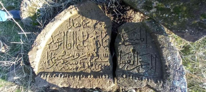 Asırlık Hazır Baba Türbesi Göz Göre Göre Yok Oluyor
