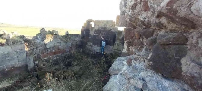 Asırlık Hazır Baba Türbesi Göz Göre Göre Yok Oluyor