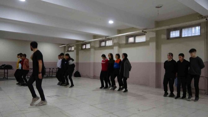 Tatvan’da Halkoyunları Kursuna Yoğun İlgi