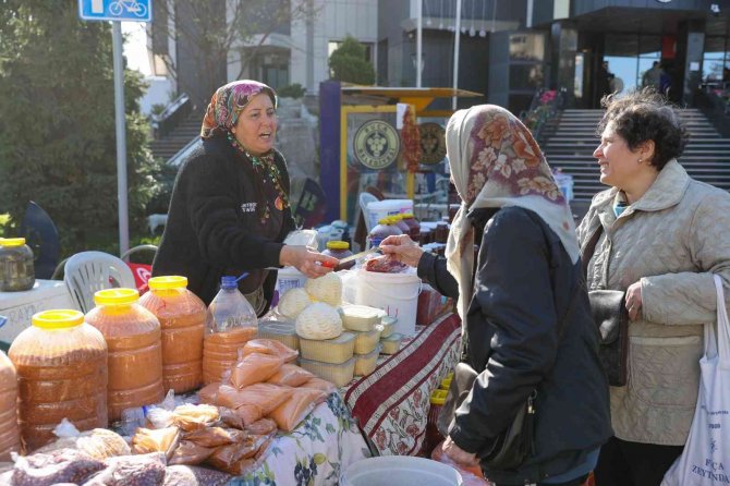 Kadınların Emekleri Rengarenk Tezgahlarda