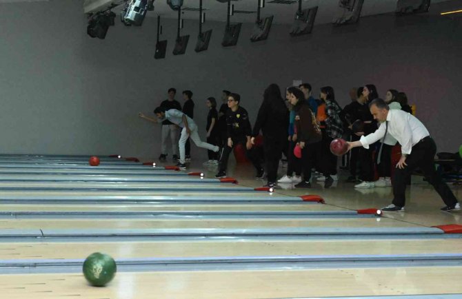 Liseliler Bowlingle Stres Atıyor
