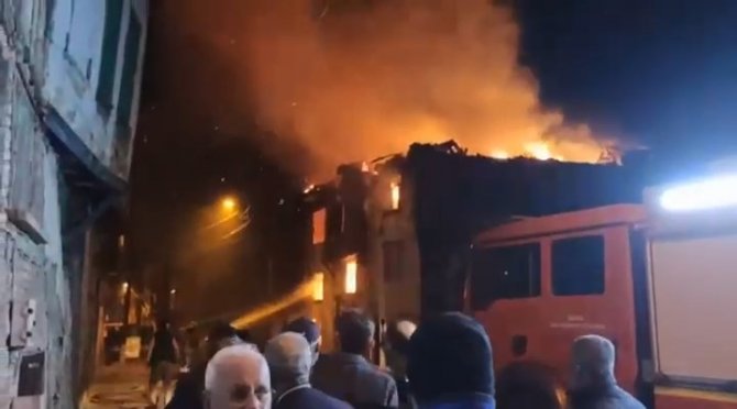3 Katlı Metruk Binada Çıkan Yangın Geceyi Aydınlattı