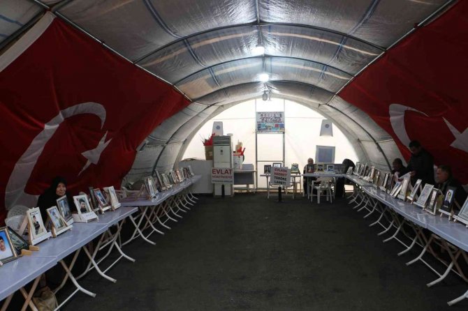Diyarbakır’da Aileler, 4 Yıldır Hdp’nin Kapısında Evlatlarının Yolunu Gözlüyor