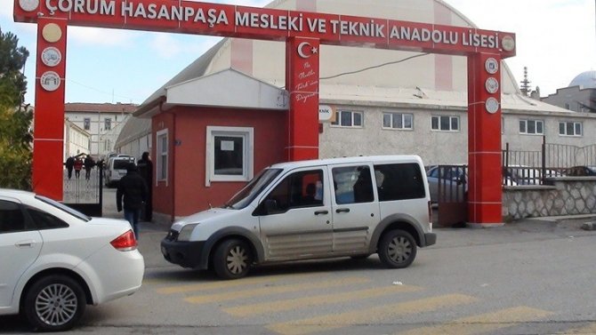 Lise Öğrencisi Okul Önünde Bıçaklandı