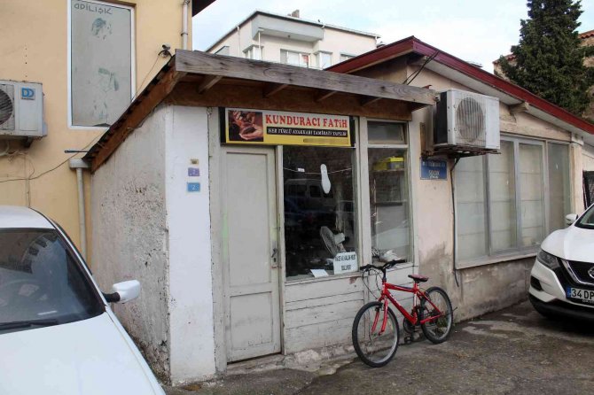 5 Metrekarelik Dükkanda Dedesinden Kalma Mesleğini Sürdürüyor