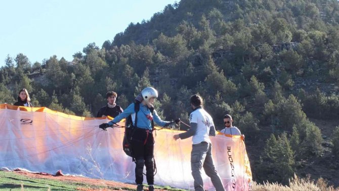 Paraşüt Tutkunları Çameli Semalarını Renklendirdi