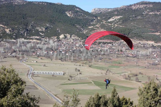 Paraşüt Tutkunları Çameli Semalarını Renklendirdi
