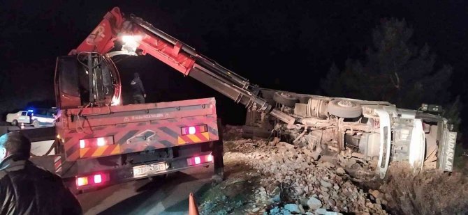 Devrilen Tomruk Yüklü Kamyonun Sürücüsü Öldü