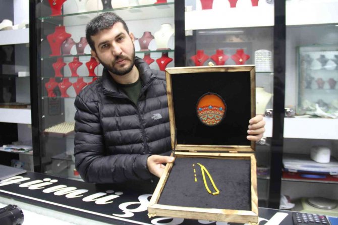 Asırlık Tespihine Gözü Gibi Bakıyor