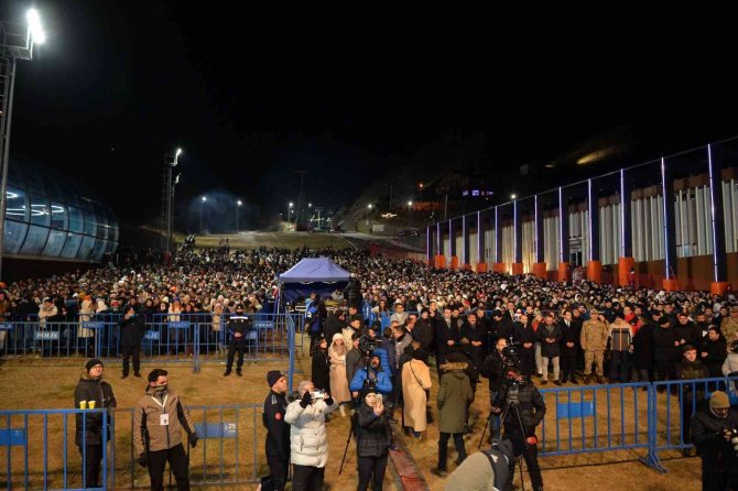 Palandöken Kayak Merkezi’nin Açılışında Merve Özbey Rüzgârı Esti