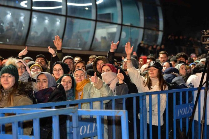 Palandöken Kayak Merkezi’nin Açılışında Merve Özbey Rüzgârı Esti