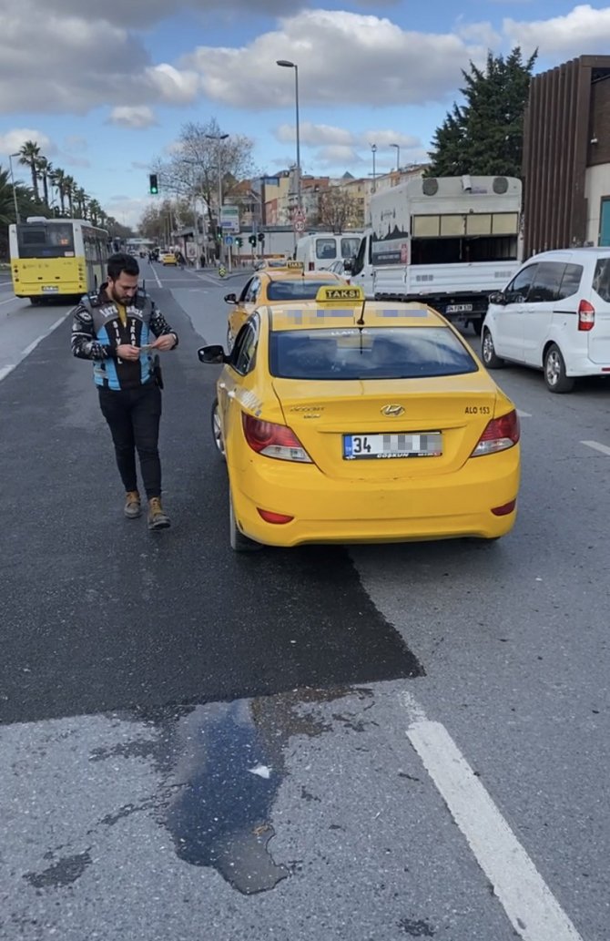 Fatih’te Taksiciden Kurallara Uymayan Meslektaşlarına Tepki