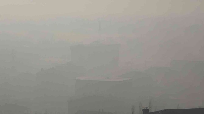 Yüksekova’da Yoğun Sis: Görüş Mesafesi 10 Metreye Kadar Düştü