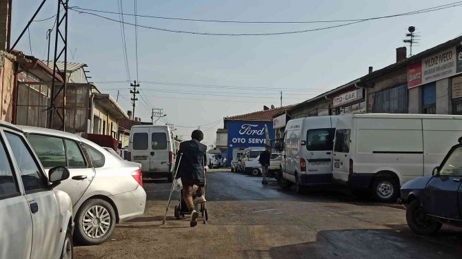 Tek Ayak Üzerinde Çalışarak Aile Bütçesine Destek Oluyor