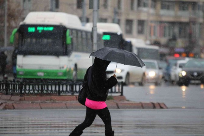 Kayseri’ye Mevsimin İlk Karı Yağdı