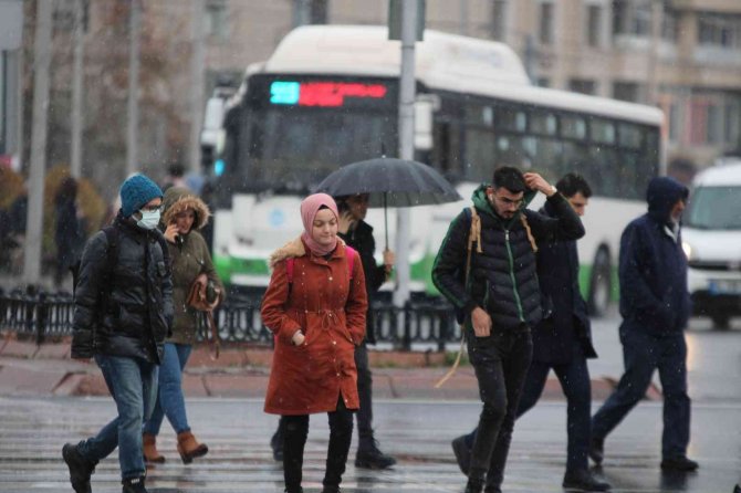 Kayseri’ye Mevsimin İlk Karı Yağdı