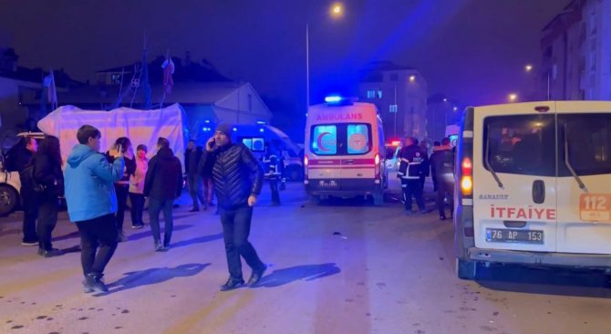 Iğdır’da Minibüs İle Kamyonet Çarpıştı: 13 Yaralı