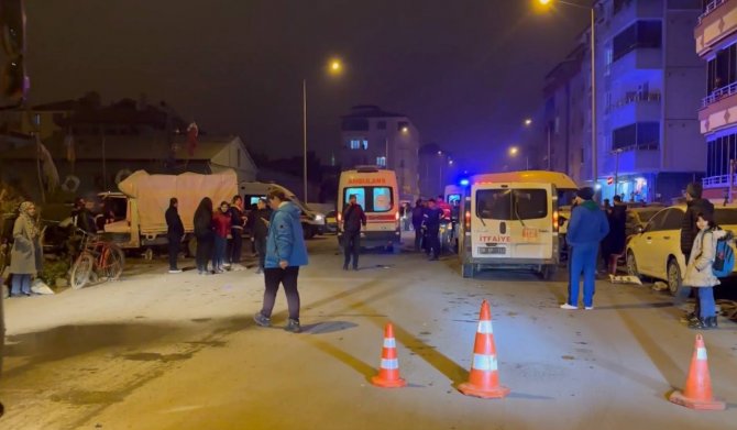 Iğdır’da Minibüs İle Kamyonet Çarpıştı: 13 Yaralı