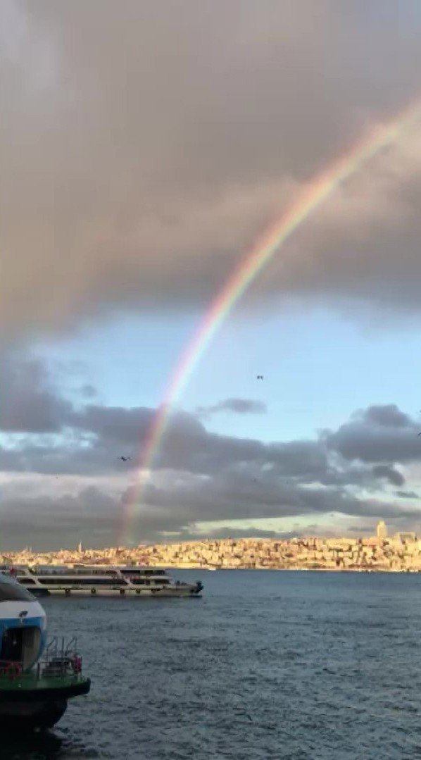 İ̇stanbul Boğazında Ortaya Çıkan Gökkuşağı Masalsı Görüntüler Oluşturdu