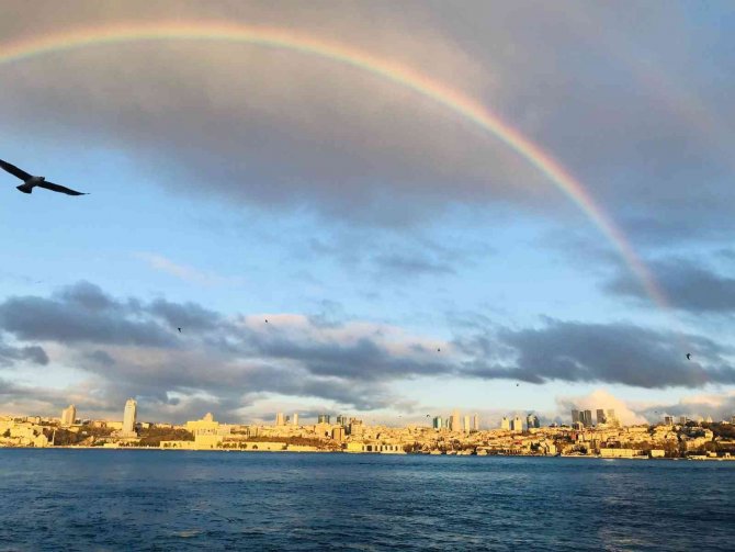 İ̇stanbul Boğazında Ortaya Çıkan Gökkuşağı Masalsı Görüntüler Oluşturdu