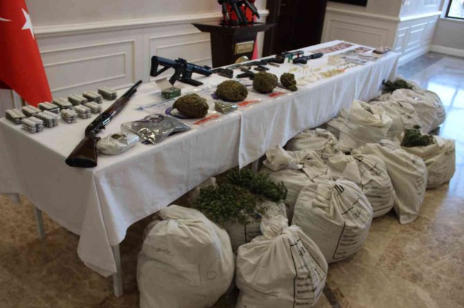 İ̇zmir’de Dev Uyuşturucu Operasyonu: 33 Torbacı Gözaltına Alındı