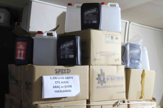 İ̇zmir Polisinden Yılbaşı Öncesi Sahte İçki Kaçakçılarına 52 Ayrı Operasyon