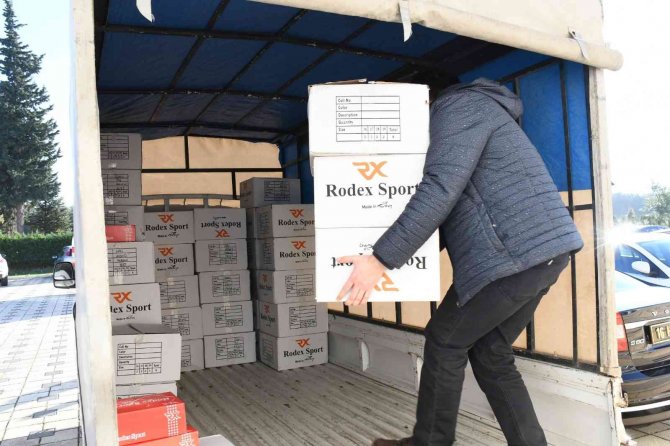 İ̇znik Belediyesi’nden Miniklere Kışlık Hediye