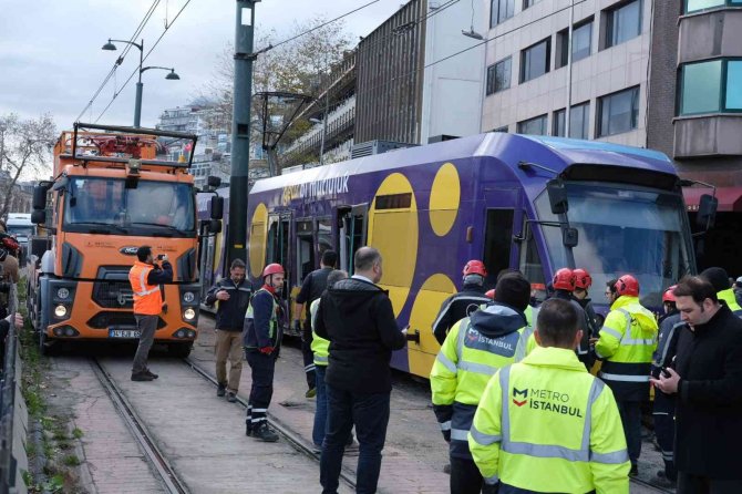 Kabataş’ta Tramvay Raydan Çıktı: 4 Yaralı
