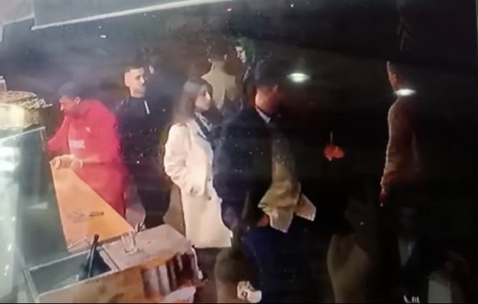İ̇stanbul’da Dehşet Anları Kamerada: Laf Attıkları Kızı Koruyan Adamı Bıçakladılar