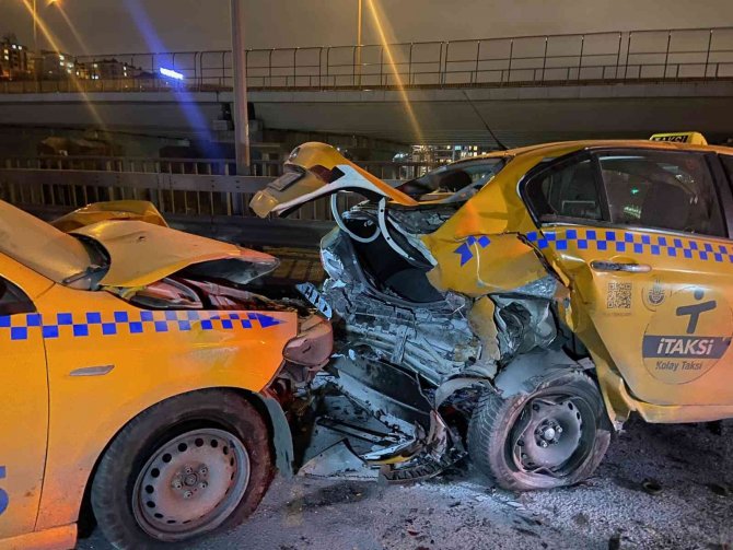 Kağıthane’de Arıza Yapan Taksiye Araç Çarptı: 1 Yaralı