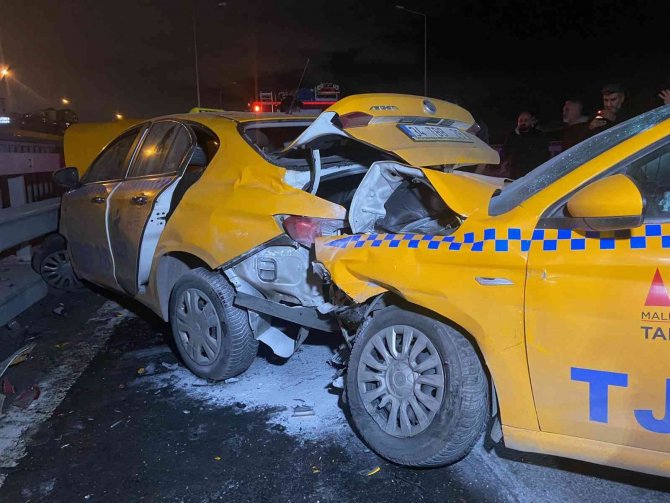 Kağıthane’de Arıza Yapan Taksiye Araç Çarptı: 1 Yaralı