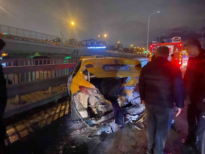 Kağıthane’de Arıza Yapan Taksiye Araç Çarptı: 1 Yaralı