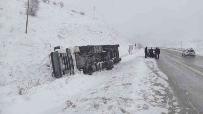 Kar Ve Tipinin Etkili Olduğu Kop Dağı Güzergahı Ağır Tonajlı Araçlara Kapatıldı