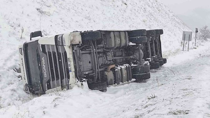 Kar Ve Tipinin Etkili Olduğu Kop Dağı Güzergahı Ağır Tonajlı Araçlara Kapatıldı