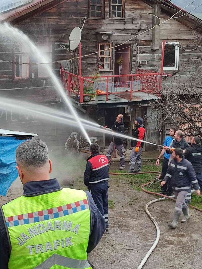 Kastamonu’da Korkutan Yangın! 100 Yıllık Ahşap Ev Küle Döndü