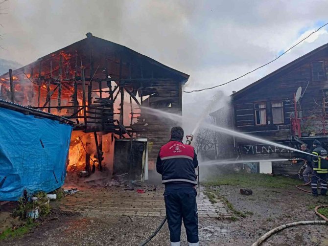 Kastamonu’da Korkutan Yangın! 100 Yıllık Ahşap Ev Küle Döndü