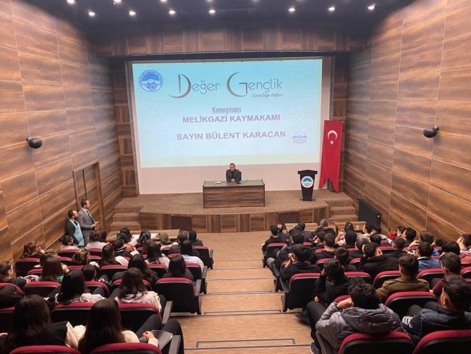 Büyükşehir’in ‘Değer Gençlik’ Seminerine Kaymakam Karacan Konuk Oldu