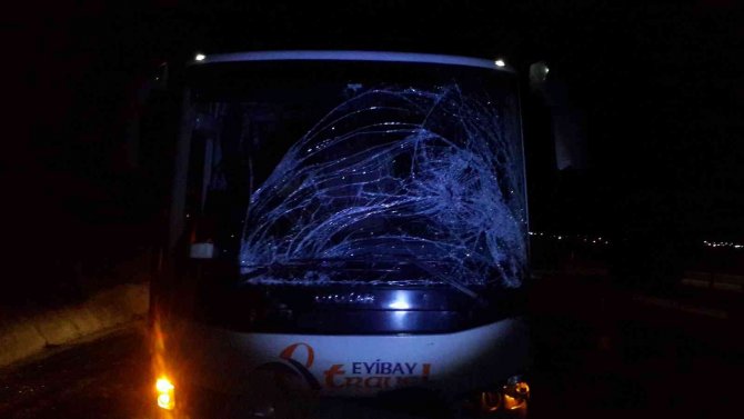 İ̇şçi Servisi İle Panelvan Araç Çarpıştı: 2 Yaralı