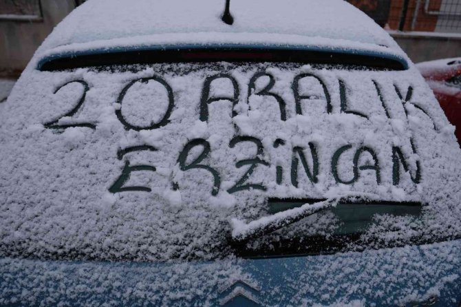 Erzincan Kent Merkezine Mevsimin İlk Karı Düştü