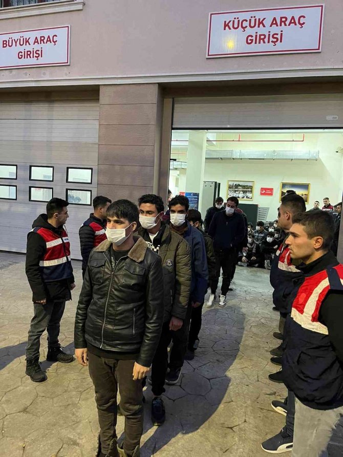 Kocaeli’de 127 Düzensiz Göçmen Sınır Dışı Edildi