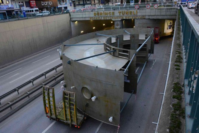 Tırın Taşıdığı Platform Tünele Sıkıştı, D-100 Ankara İstikameti Trafiğe Kapandı