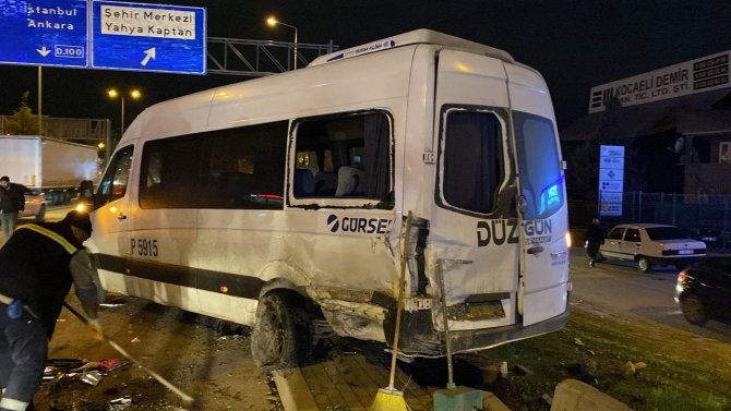 İ̇ki Servis Minibüsü Ve Otomobil Çarpıştı: 2 Yaralı